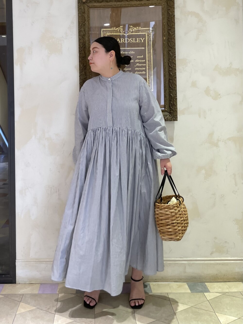 ブルー系のワンピースを着用したレディースの冬コーディネートの3枚目の写真