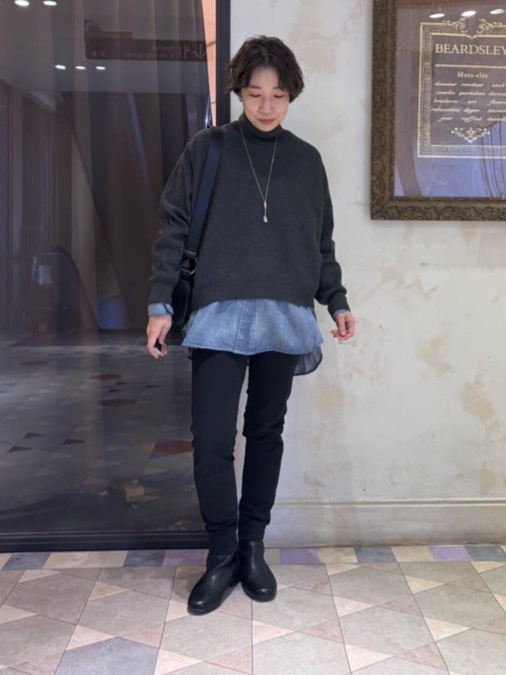 ブルー系のシャツ/ブラウス、ブラック系のその他パンツ、グレー系のニット/セーターを着用したレディースの冬コーディネートの2枚目の写真