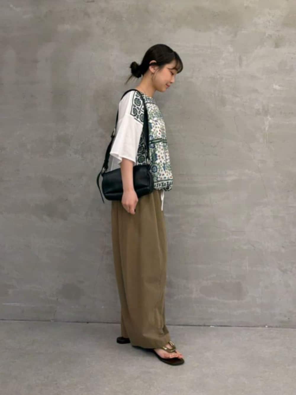 イエロー系のその他パンツ、ホワイト系のTシャツ/カットソーを着用したレディースの春コーディネートの4枚目の写真