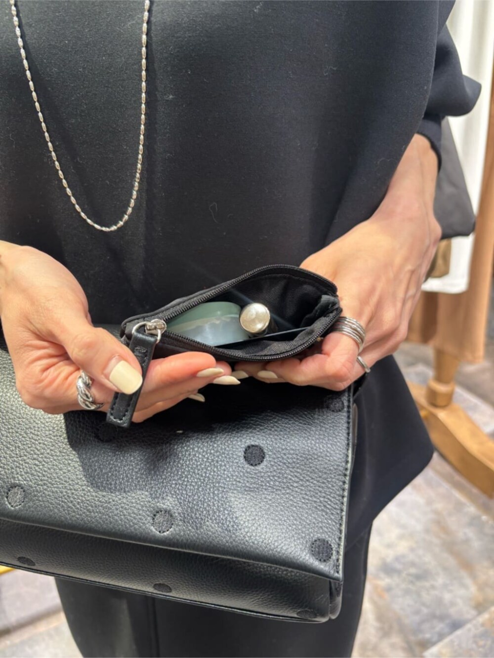 ブラック系のポーチを着用したレディースの冬コーディネートの6枚目の写真