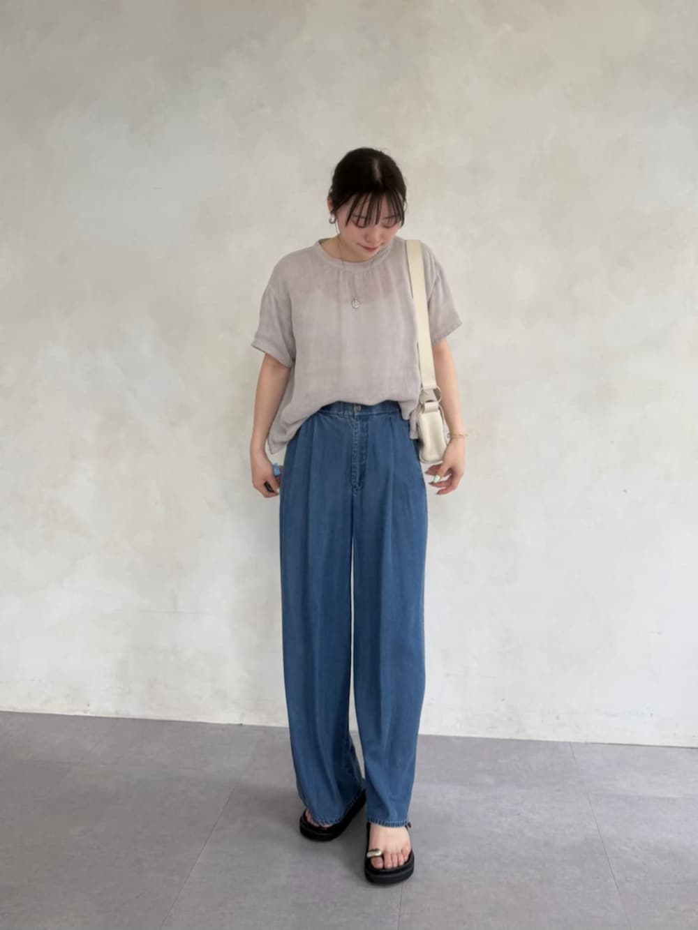 ホワイト系のショルダーバッグ、ブルー系のその他パンツ、グレー系のシャツ/ブラウスを着用したレディースの春コーディネートの2枚目の写真