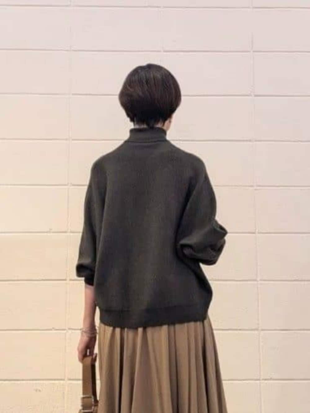 ブラウン系のスカート、ブラウン系のニット/セーターを着用したレディースの秋コーディネートの6枚目の写真