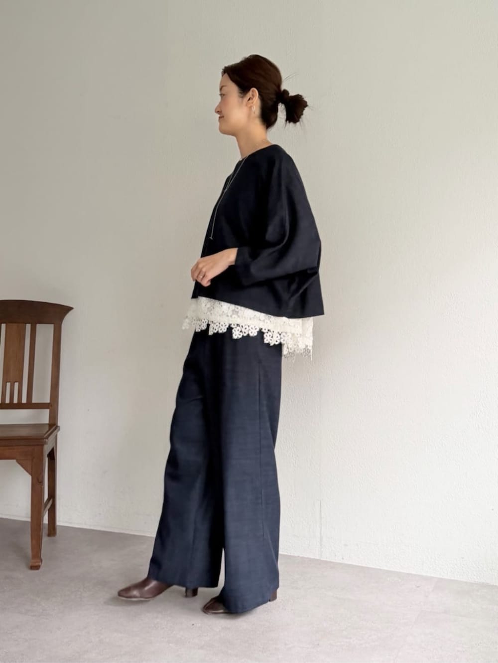 ブルー系のその他パンツ、グレー系のボストンバッグ、ホワイト系のTシャツ/カットソーを着用したレディースの夏コーディネートの5枚目の写真