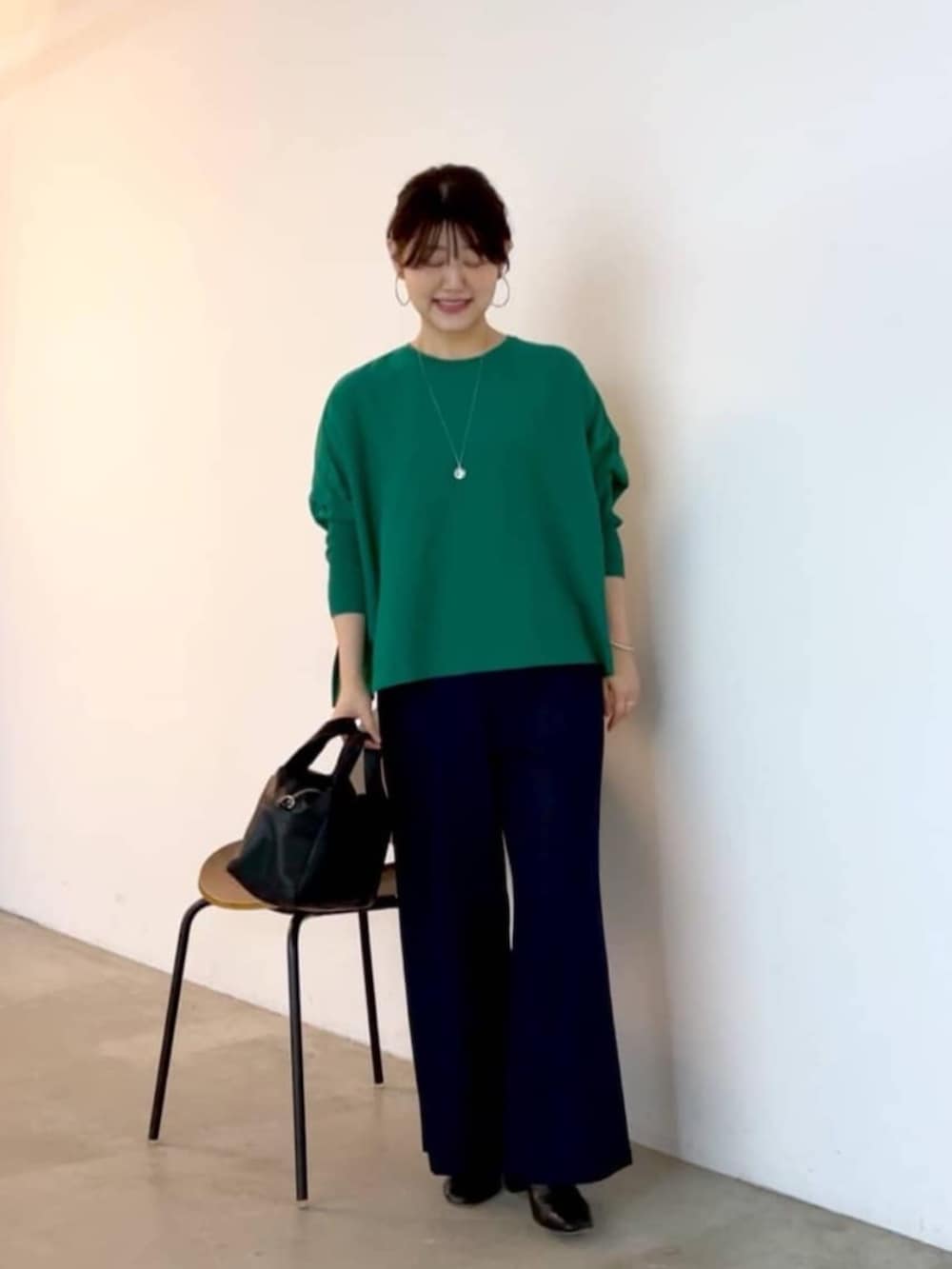 ブルー系のその他パンツ、ブラック系のボストンバッグ、グリーン系のニット/セーターを着用したレディースの夏コーディネートの6枚目の写真