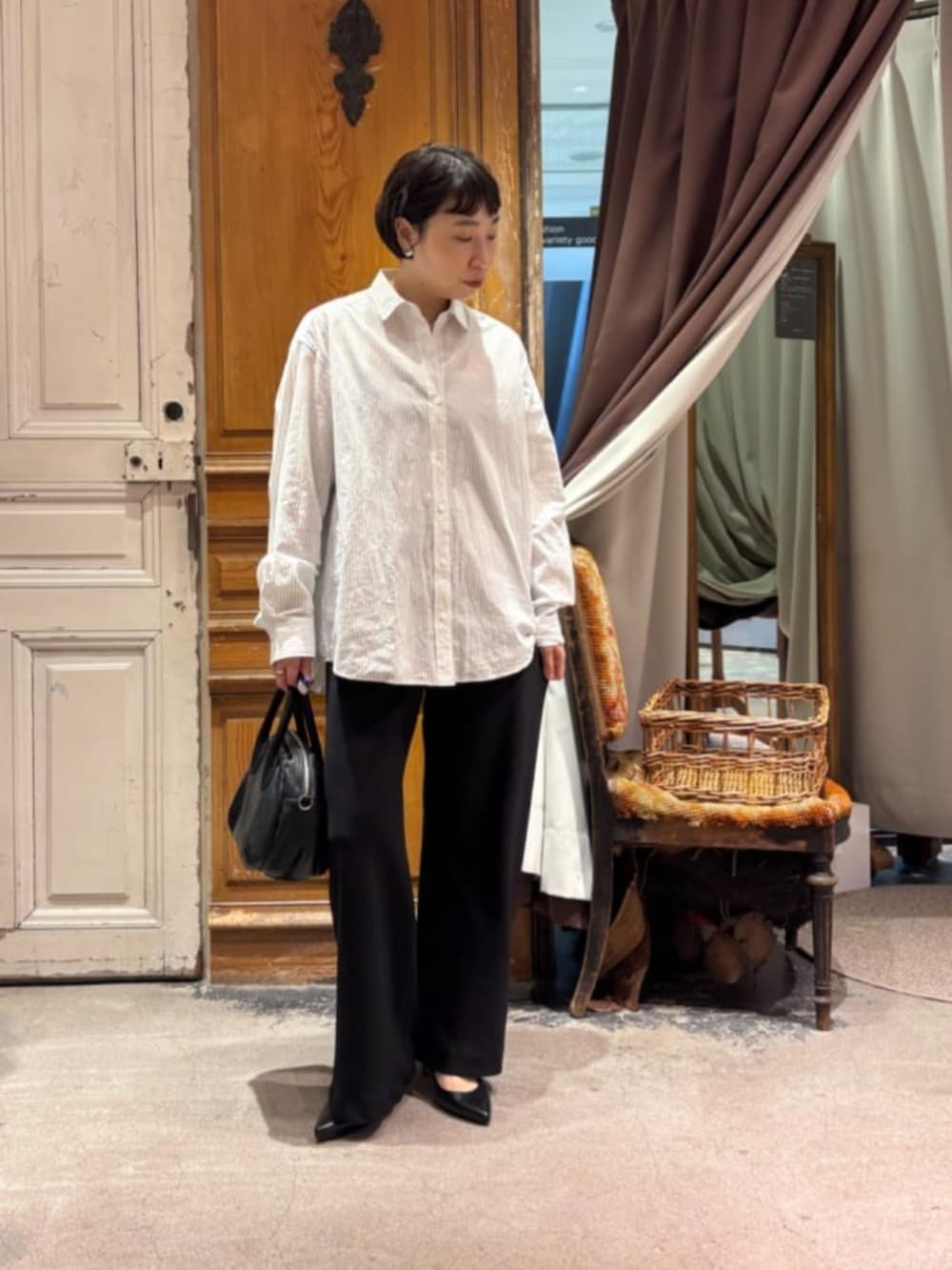 ブラック系のボストンバッグ、ホワイト系のシャツ/ブラウス、ブラック系のその他パンツを着用したレディースの春コーディネートの8枚目の写真