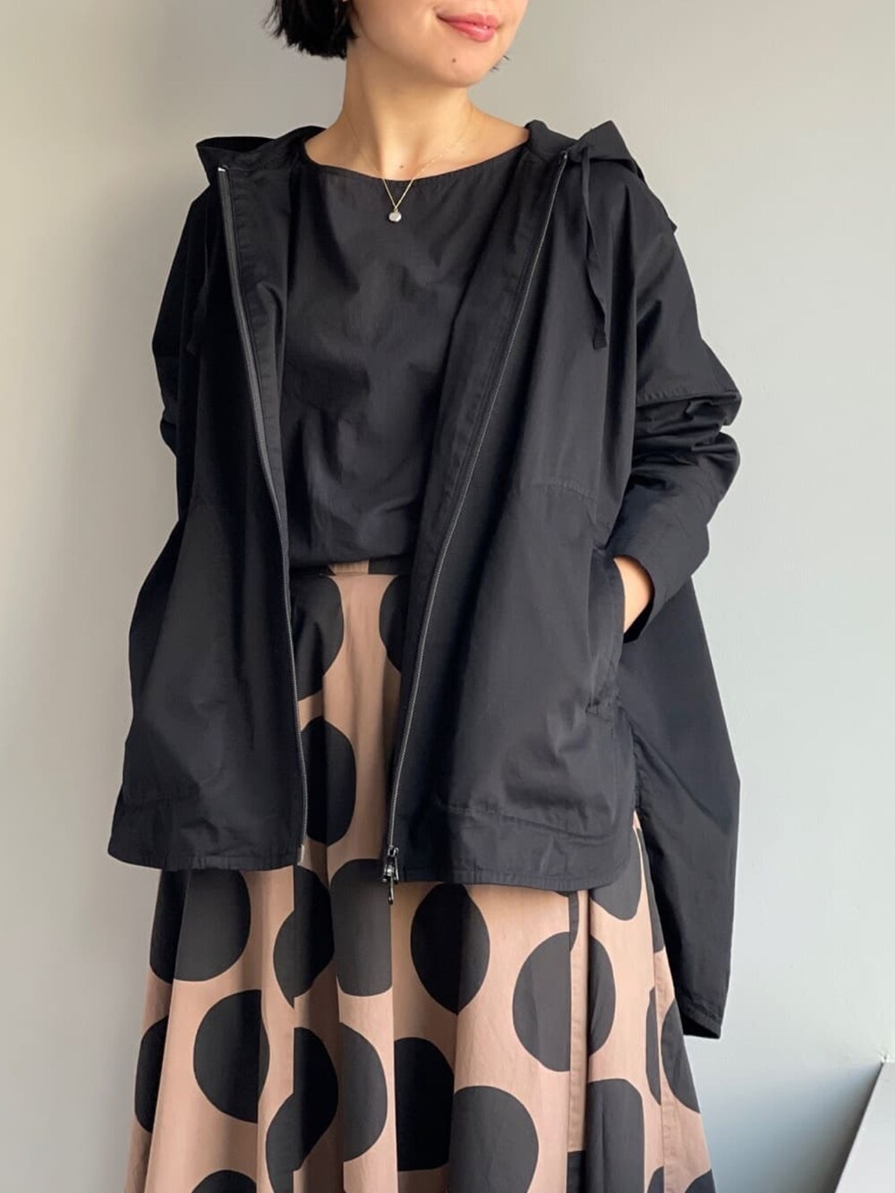 グレー系のブルゾン、イエロー系のスカート、ブラック系のシャツ/ブラウスを着用したレディースの夏コーディネートの5枚目の写真