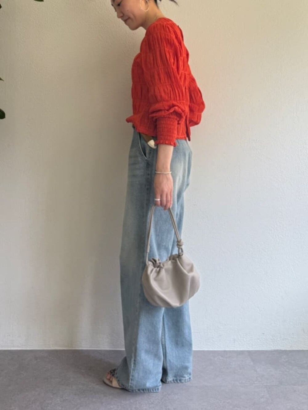 オレンジ系のシャツ/ブラウスを着用したレディースの春コーディネートの4枚目の写真