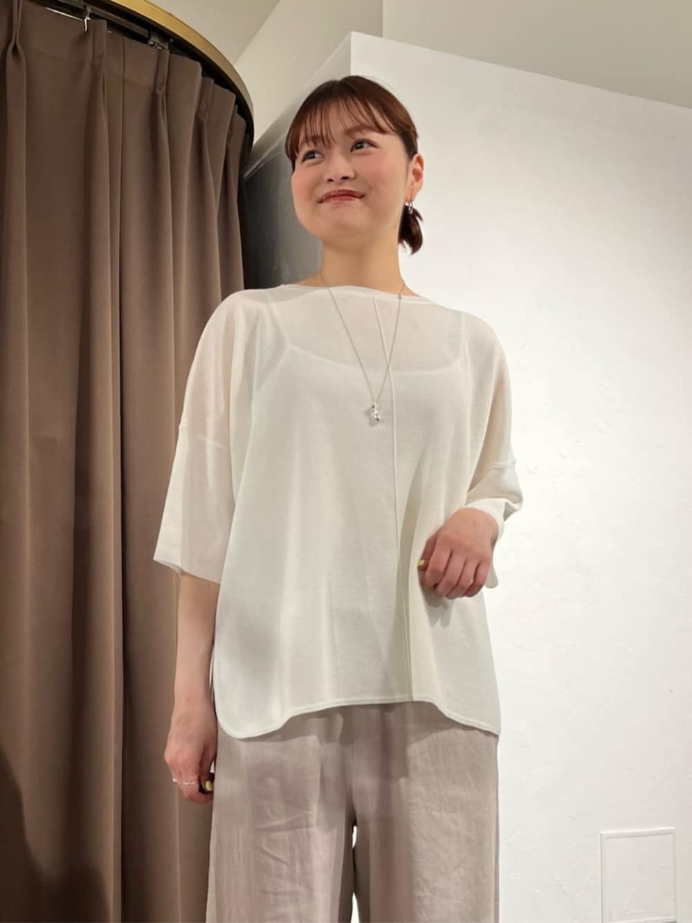 グレー系のその他パンツ、ホワイト系のニット/セーターを着用したレディースの夏コーディネートの4枚目の写真