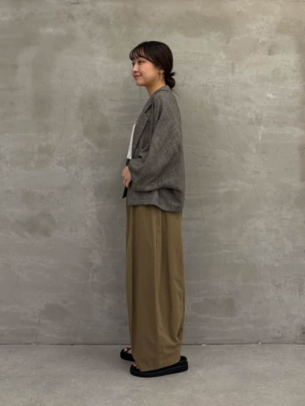 イエロー系のその他パンツ、ホワイト系のシャツ/ブラウス、ベージュ系のテーラードジャケットを着用したレディースの春コーディネートの8枚目の写真