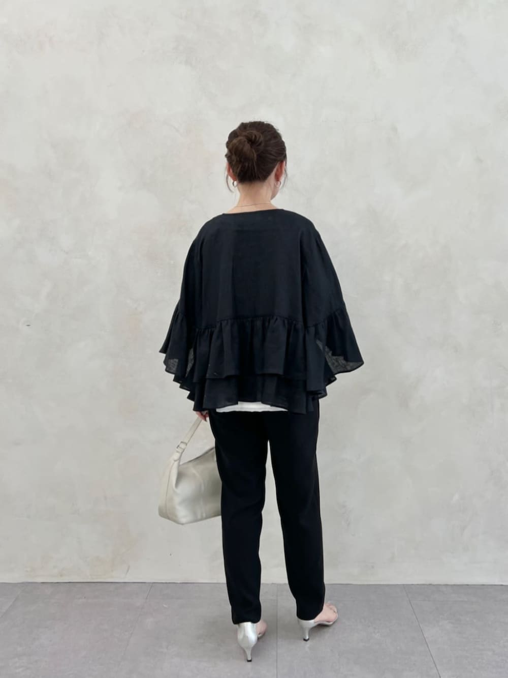 ホワイト系のトートバッグ、ブラック系のその他パンツ、ホワイト系のシャツ/ブラウスを着用したレディースの春コーディネートの5枚目の写真