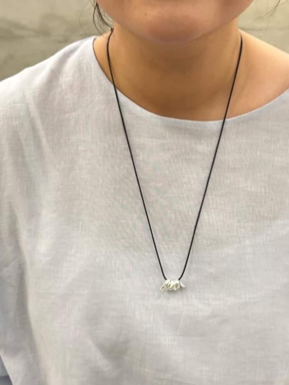 ブルー系のその他パンツ、ブルー系のシャツ/ブラウス、ブラック系のサンダルを着用したレディースの冬コーディネートの8枚目の写真