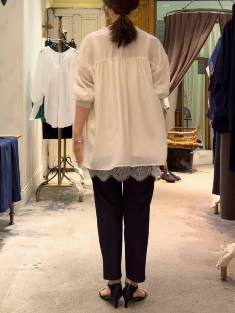 ホワイト系のシャツ/ブラウス、ホワイト系のキャミソール、ブラック系のその他パンツを着用したレディースの夏コーディネートの4枚目の写真