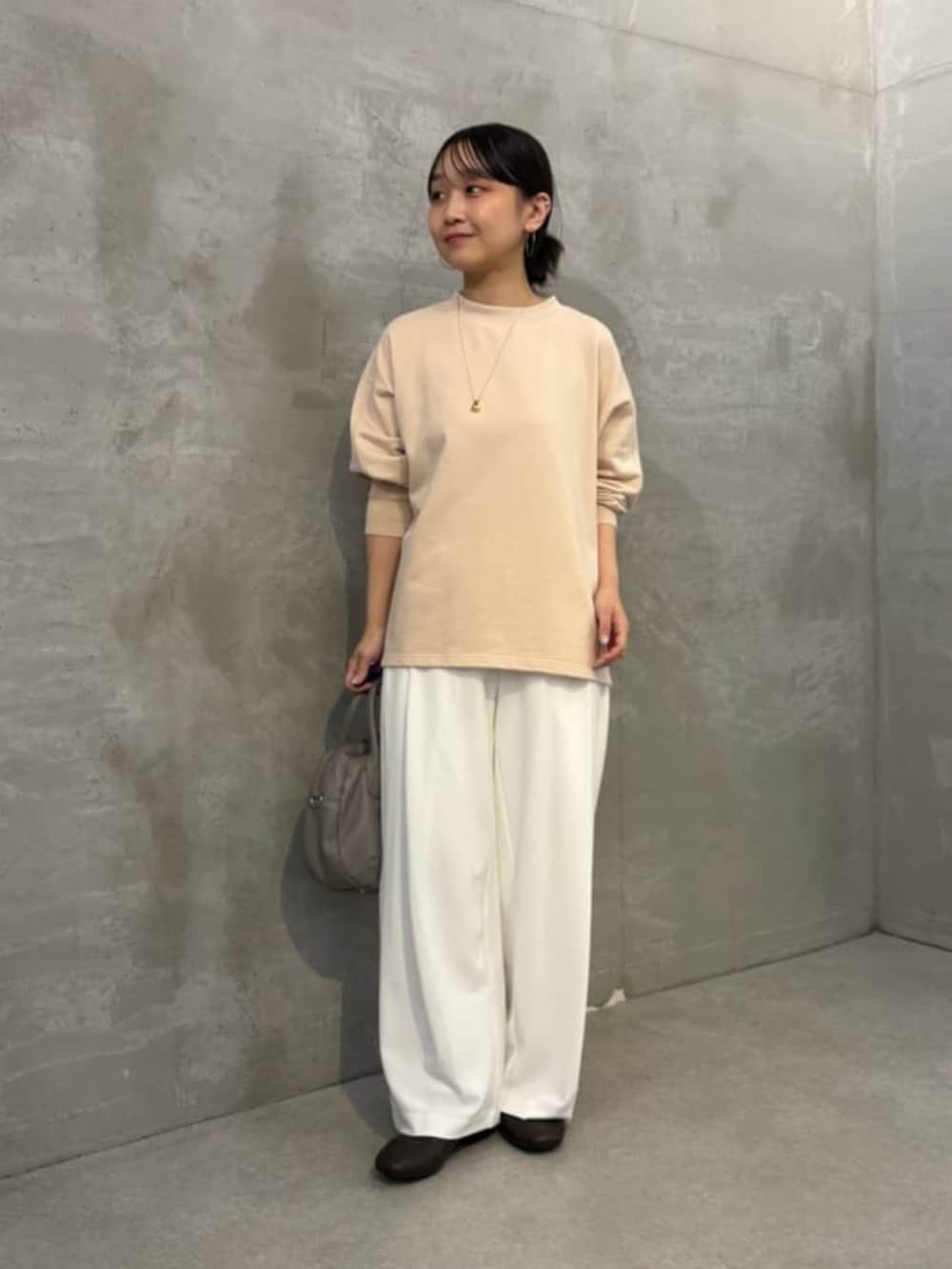 ピンク系のTシャツ/カットソー、ホワイト系のその他パンツを着用したレディースの夏コーディネートの2枚目の写真