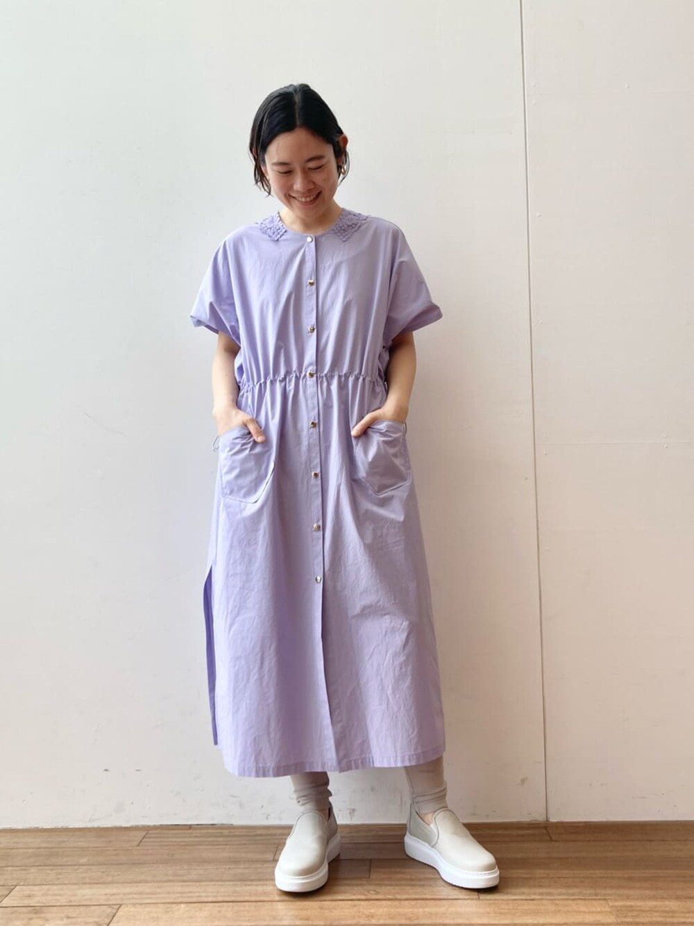 グレー系のTシャツ/カットソー、パープル系のワンピース/ドレス、グレー系のスリッポンを着用したレディースの春コーディネートの3枚目の写真