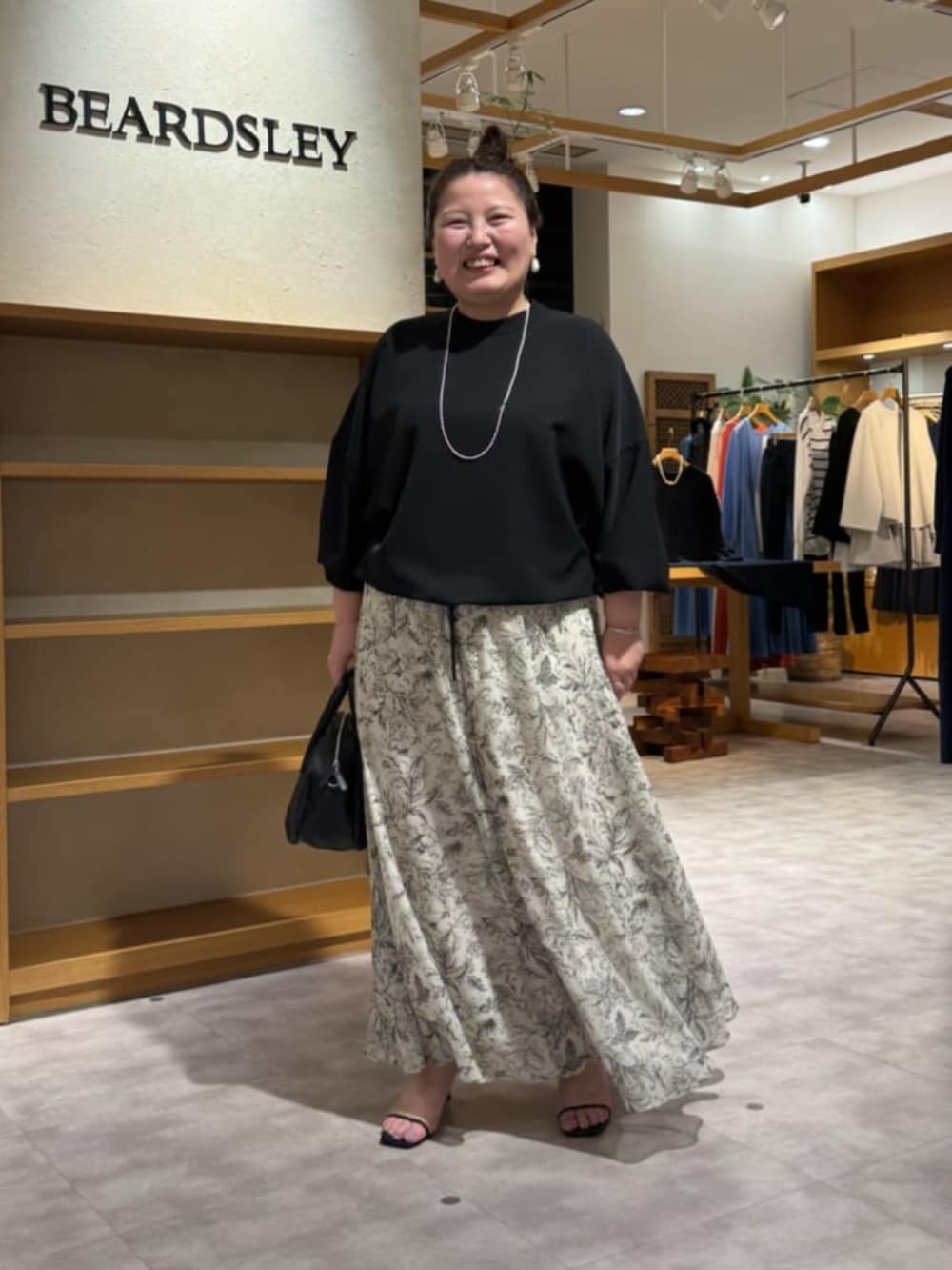 ブラック系のシャツ/ブラウス、ベージュ系のその他パンツを着用したレディースの冬コーディネートの2枚目の写真