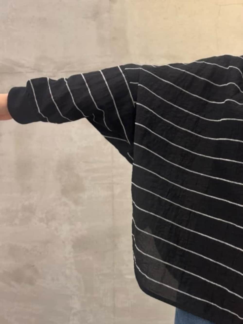 ブラック系のボストンバッグ、ブルー系のその他パンツ、ブラック系のシャツ/ブラウスを着用したレディースの春コーディネートの6枚目の写真