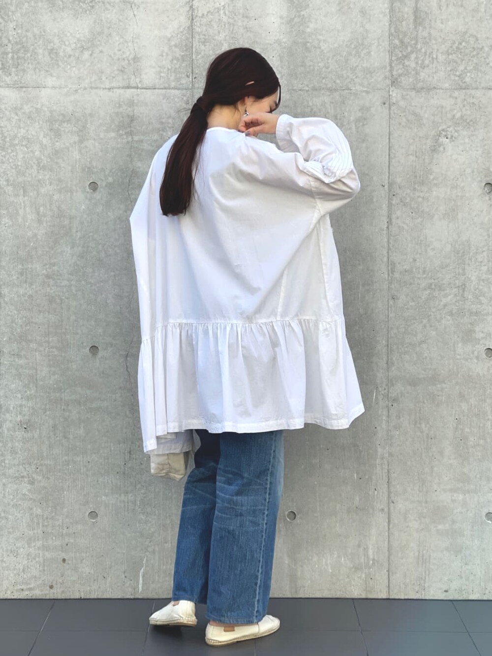 ホワイト系のシャツ/ブラウスを着用したレディースの冬コーディネートの3枚目の写真