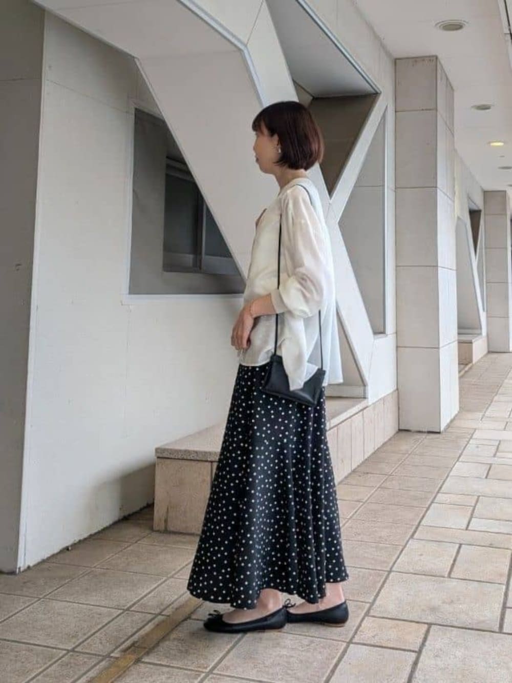 ブラック系のスカート、ホワイト系のシャツ/ブラウス、ホワイト系のシャツ/ブラウスを着用したレディースの春コーディネートの2枚目の写真