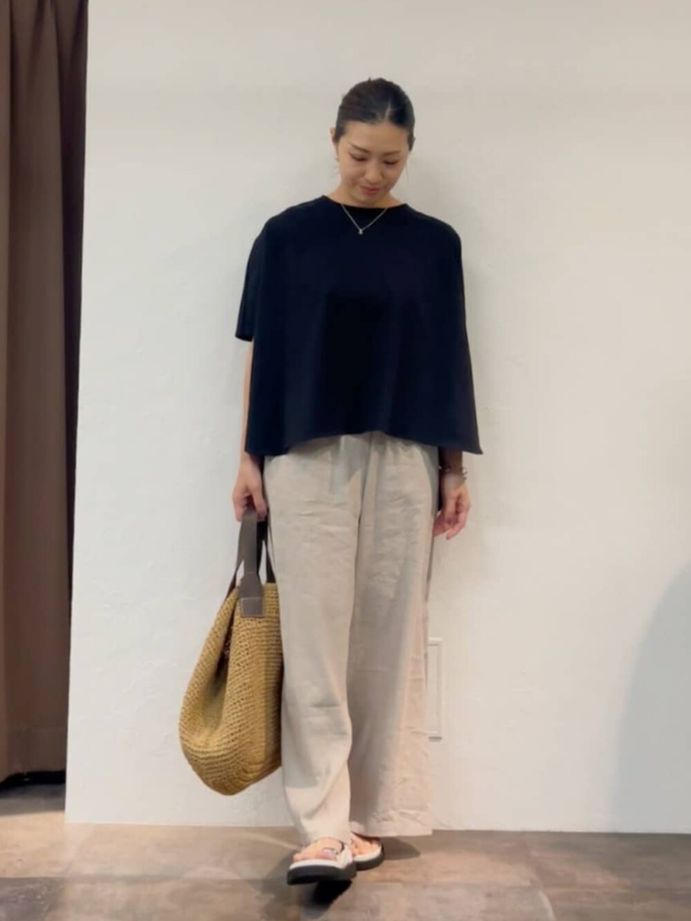 グレー系のその他パンツ、ブラック系のTシャツ/カットソーを着用したレディースの夏コーディネートの2枚目の写真