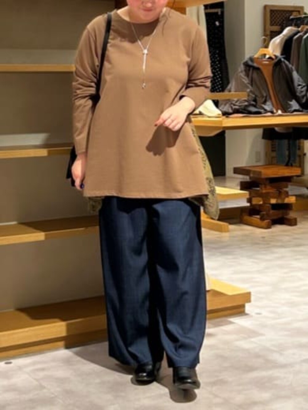 ブラウン系のTシャツ/カットソーを着用したレディースの冬コーディネートの5枚目の写真