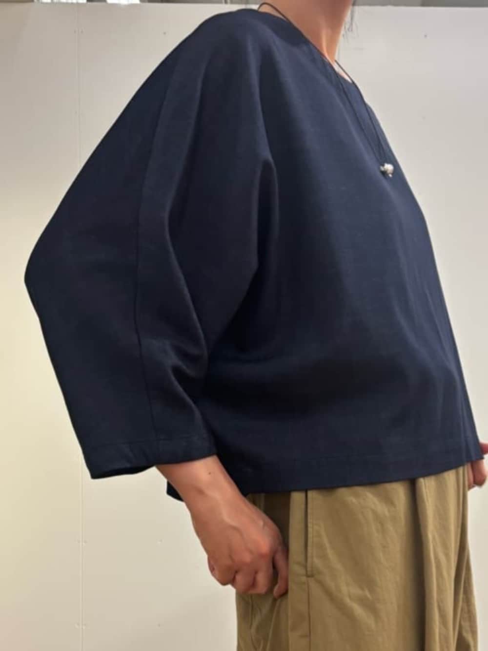 イエロー系のその他パンツ、ブルー系のシャツ/ブラウスを着用したレディースの夏コーディネートの6枚目の写真