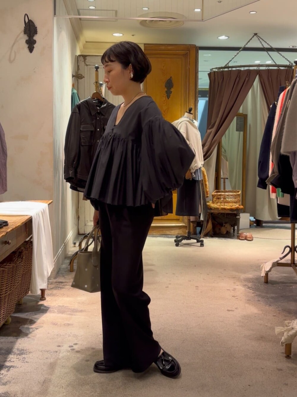 グレー系のトートバッグ、ブラック系のその他パンツ、グレー系のシャツ/ブラウスを着用したレディースの冬コーディネートの4枚目の写真