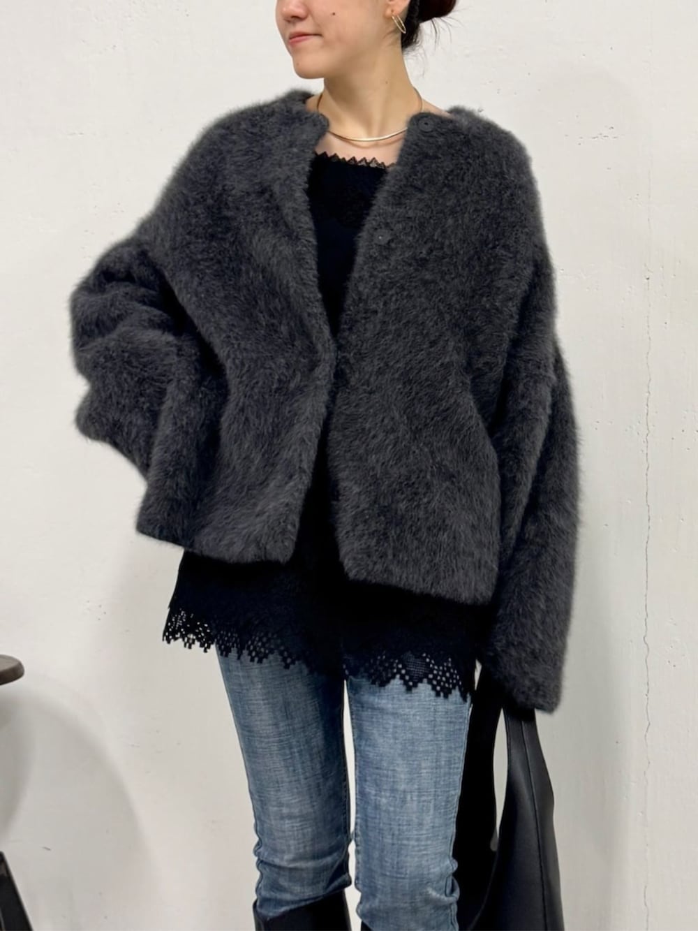 ブルー系のデニムパンツ、グレー系のその他アウター、ブラック系のキャミソールを着用したレディースの秋コーディネートの2枚目の写真