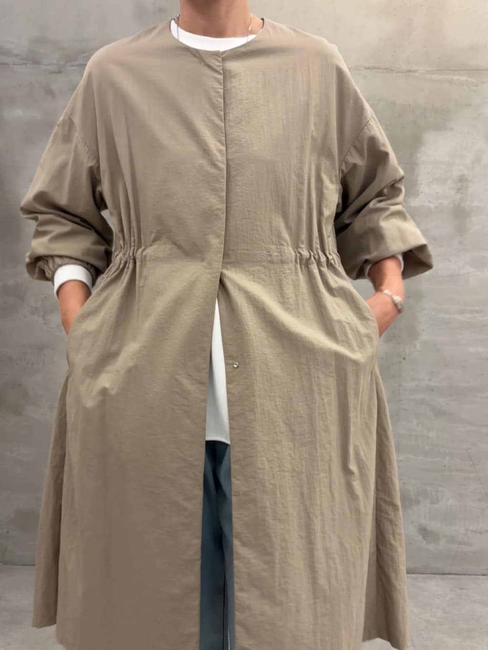 ベージュ系のその他アウター、ブラック系のボストンバッグ、ブルー系のデニムパンツを着用したレディースの冬コーディネートの8枚目の写真