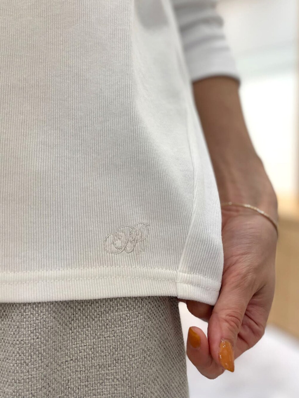 グリーン系のテーラードジャケット、ホワイト系のTシャツ/カットソー、グレー系のその他パンツを着用したレディースの春コーディネートの4枚目の写真