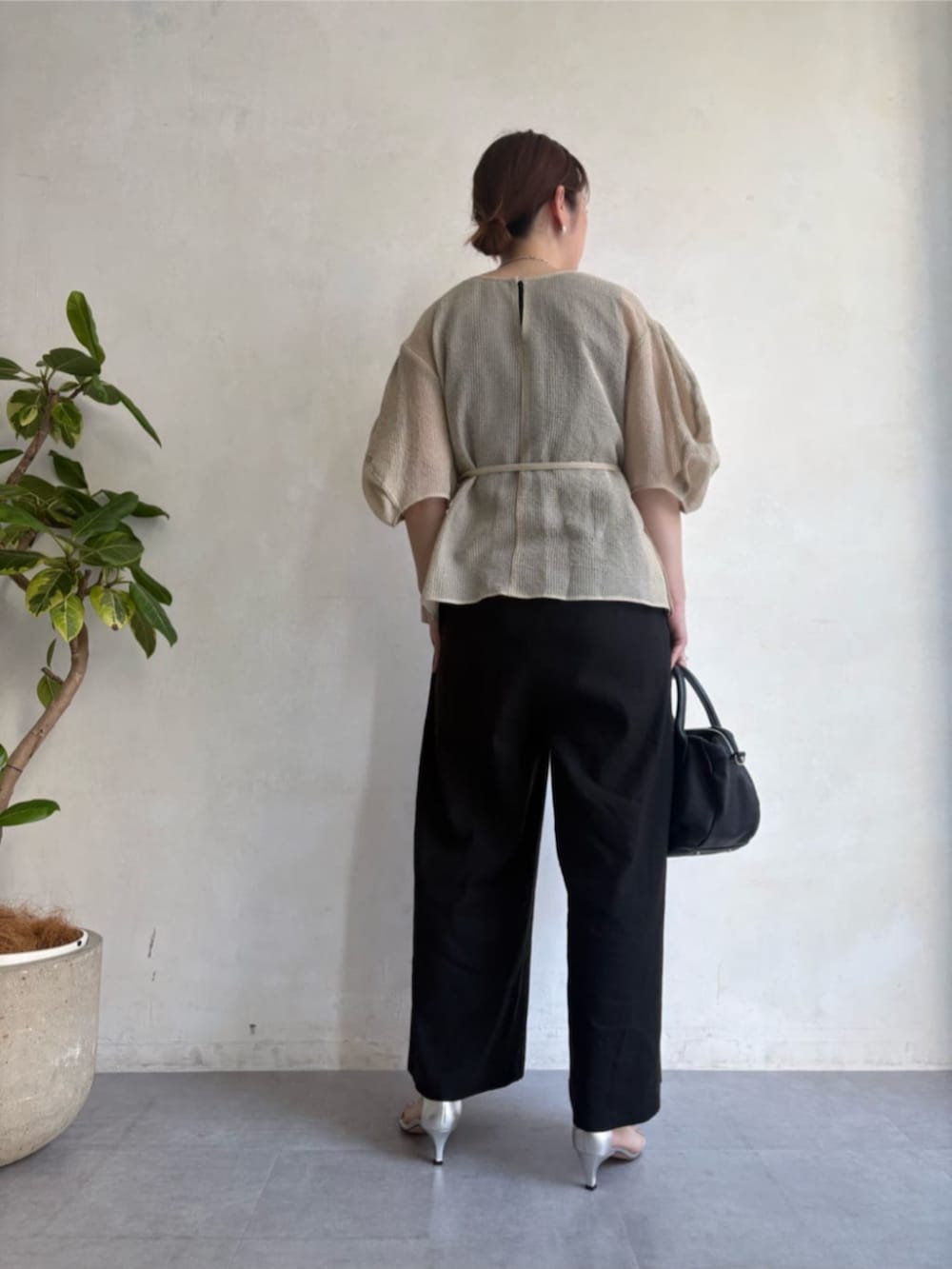 ブラック系のボストンバッグ、ブラック系のその他パンツ、ベージュ系のシャツ/ブラウスを着用したレディースの春コーディネートの3枚目の写真