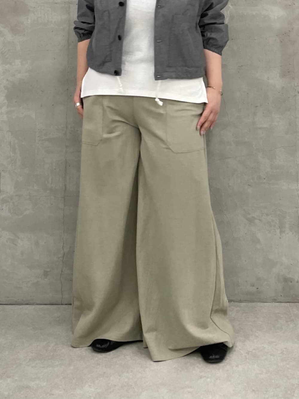 ブラック系のボストンバッグ、グリーン系のその他パンツ、グレー系のシャツ/ブラウスを着用したレディースの冬コーディネートの6枚目の写真