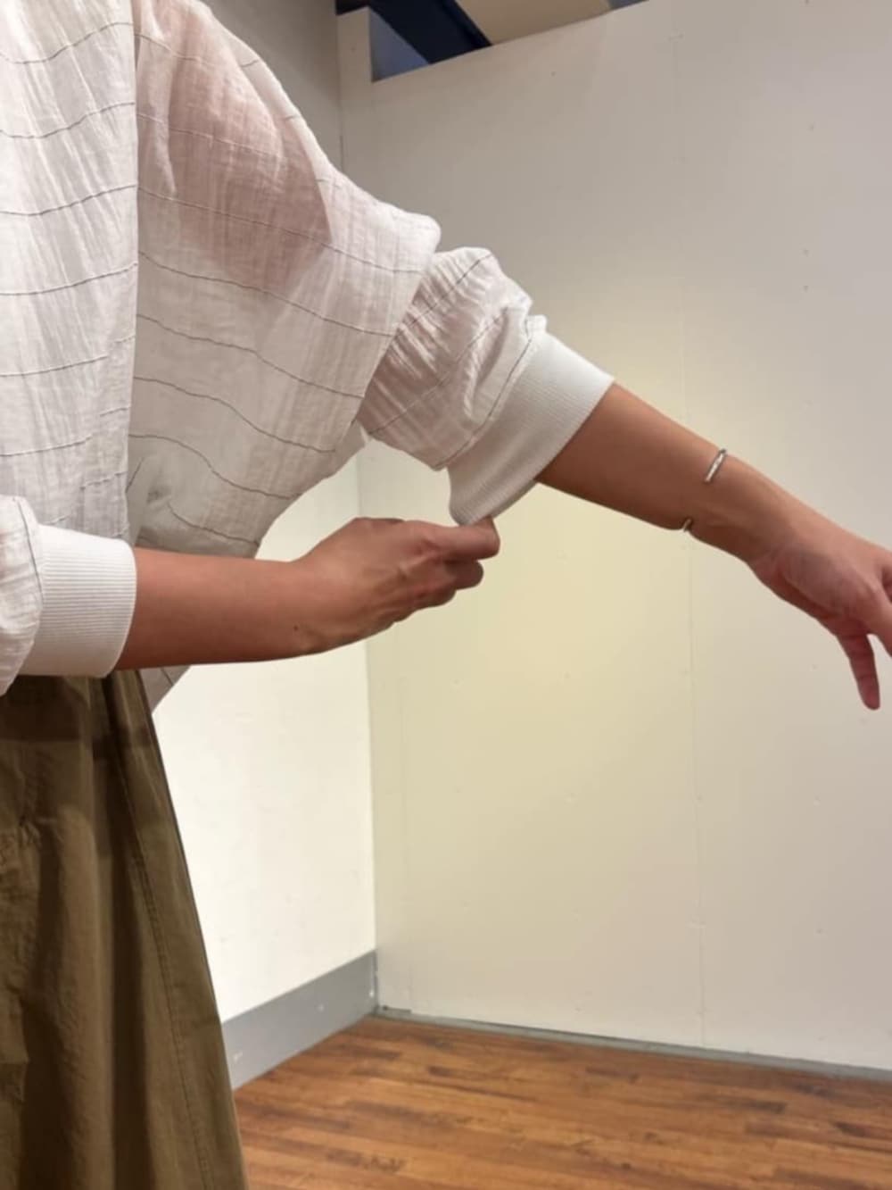 イエロー系のその他パンツ、ホワイト系のシャツ/ブラウスを着用したレディースの春コーディネートの10枚目の写真