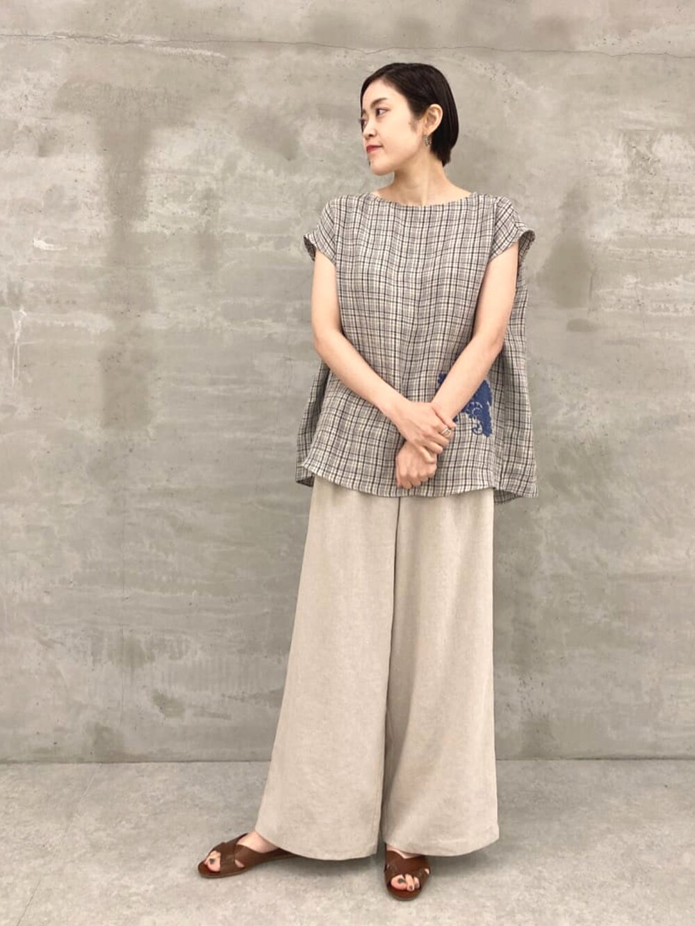 ブルー系のシャツ/ブラウス、ベージュ系のその他パンツを着用したレディースの春コーディネートの2枚目の写真