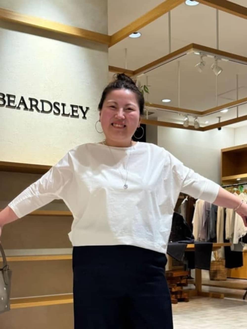 ブルー系のその他パンツ、ブラック系のショルダーバッグ、ホワイト系のシャツ/ブラウスを着用したレディースの春コーディネートの6枚目の写真