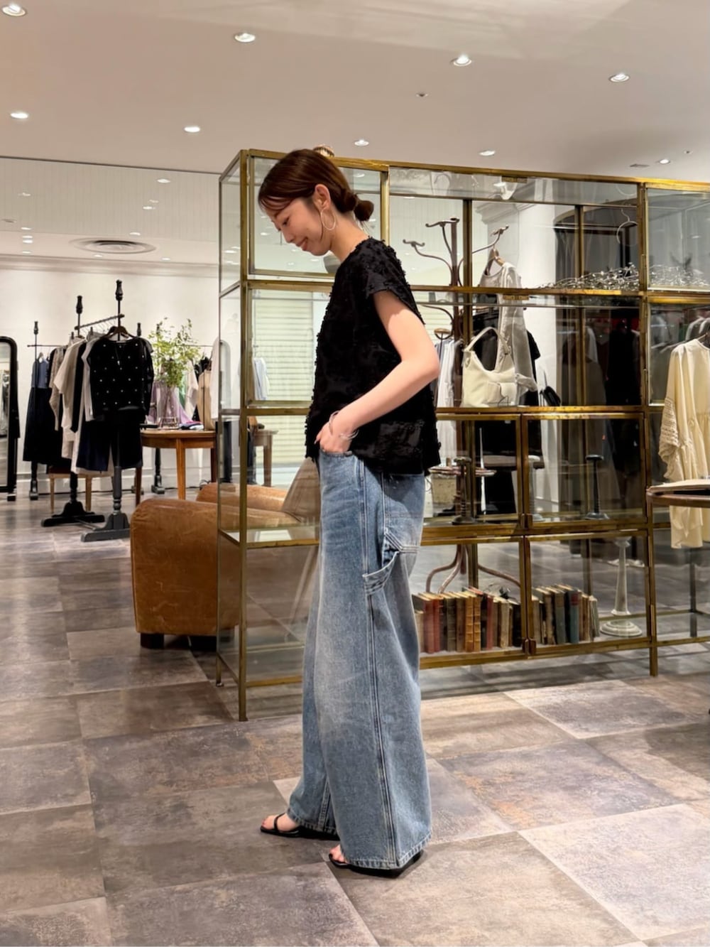 ブルー系のその他パンツ、ブラック系のシャツ/ブラウスを着用したレディースの夏コーディネートの2枚目の写真