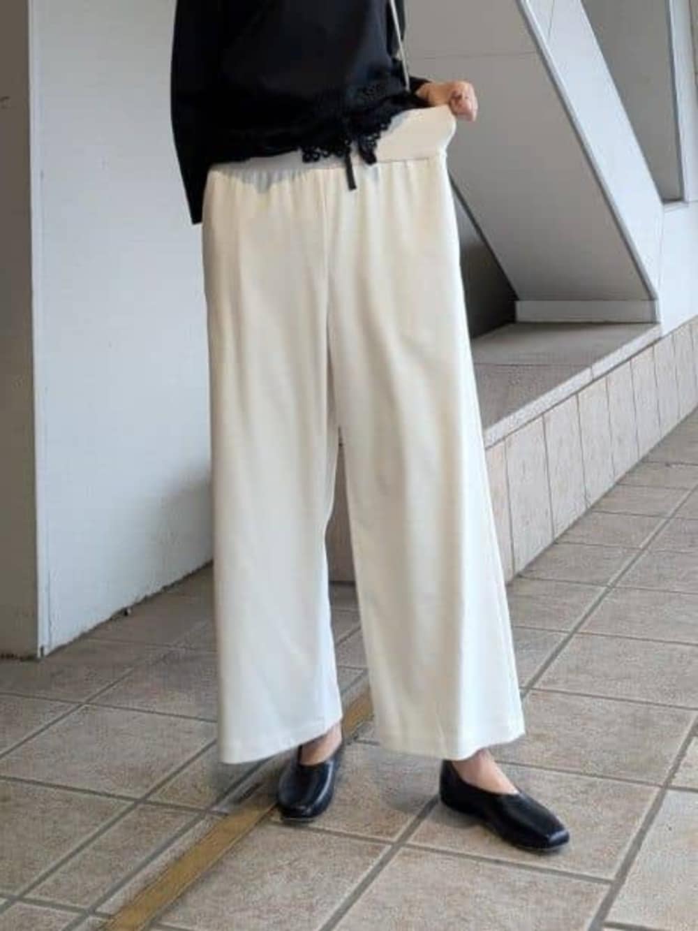 ベージュ系のその他アウター、ホワイト系のその他パンツ、ブラック系のTシャツ/カットソーを着用したレディースの冬コーディネートの8枚目の写真