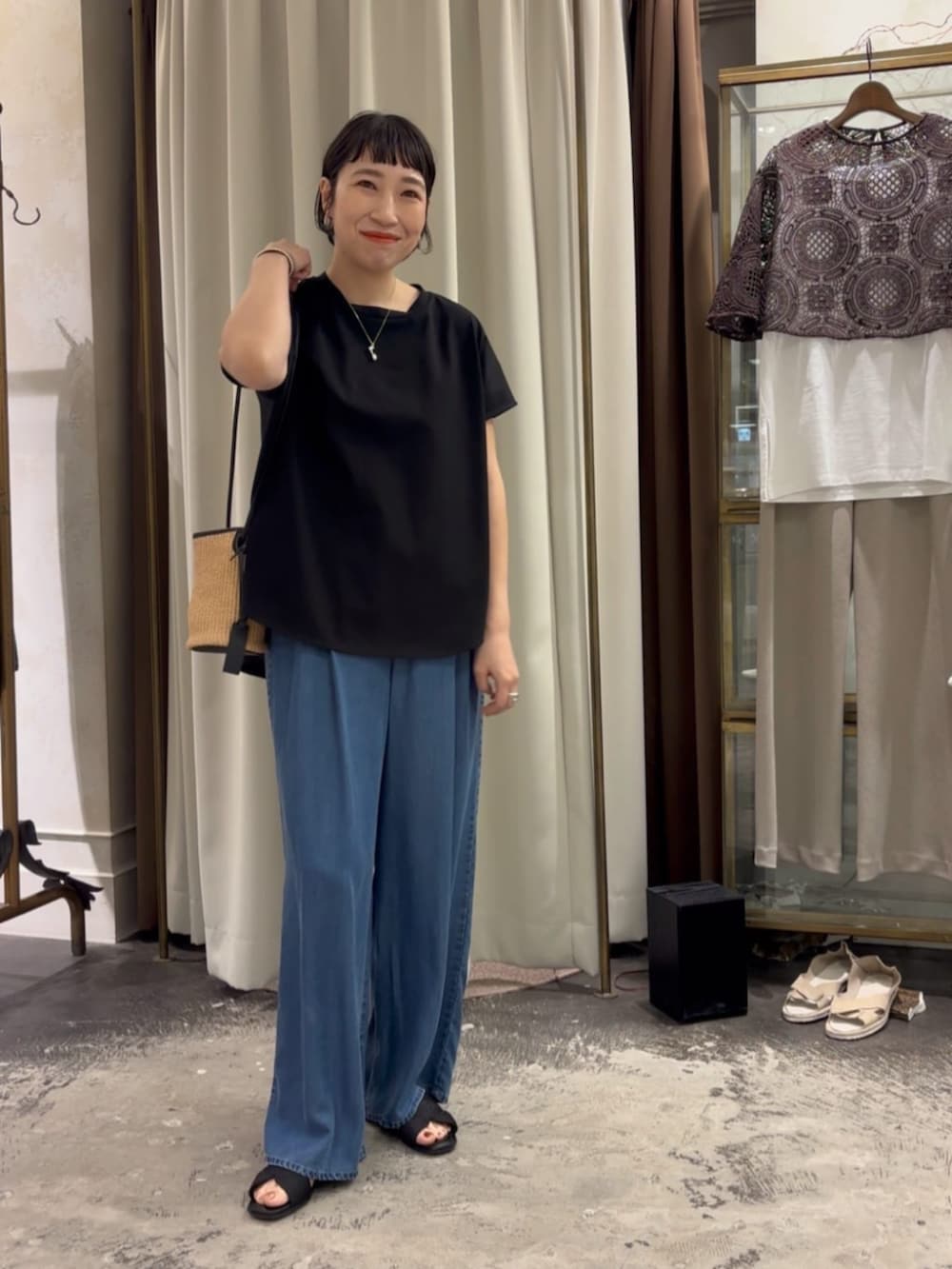 ブラック系のTシャツ/カットソー、ブルー系のその他パンツを着用したレディースの春コーディネートの4枚目の写真