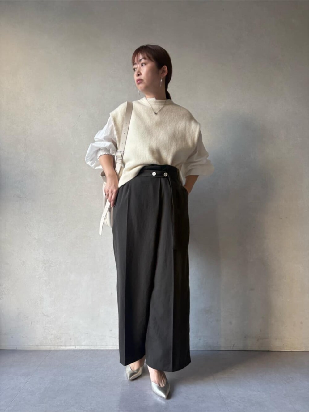 ホワイト系のシャツ/ブラウス、グレー系のその他パンツ、ホワイト系のショルダーバッグを着用したレディースの冬コーディネートの2枚目の写真