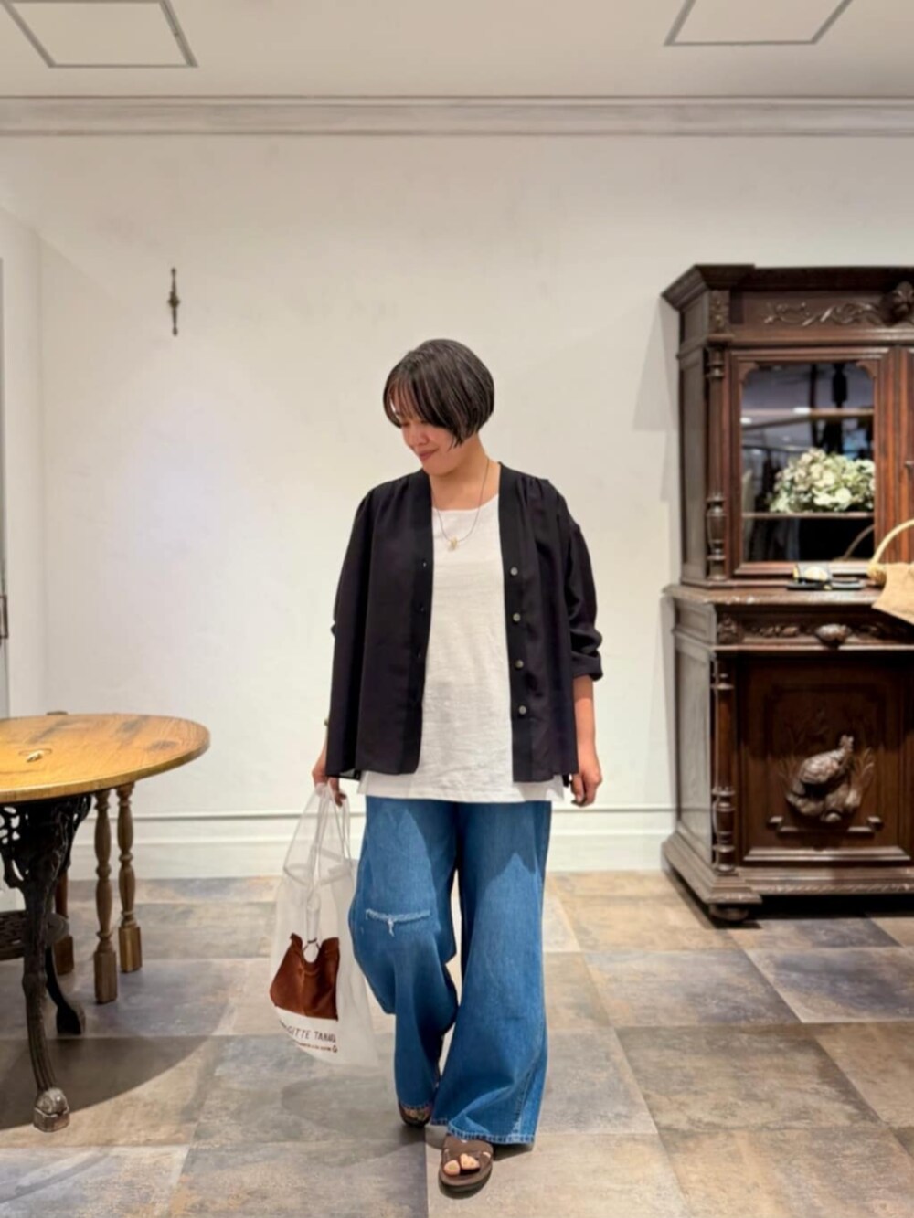 ブラック系のシャツ/ブラウス、ブルー系のその他パンツ、ホワイト系のキャミソールを着用したレディースの春コーディネートの3枚目の写真
