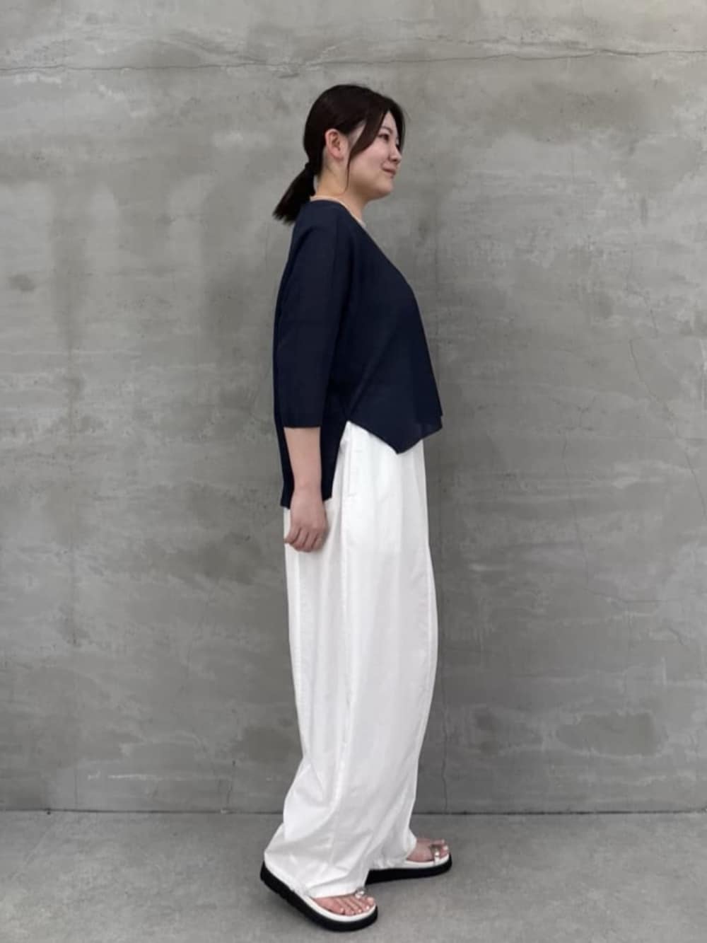 ホワイト系のショルダーバッグ、ホワイト系のサンダル、ホワイト系のその他パンツを着用したレディースの春コーディネートの2枚目の写真