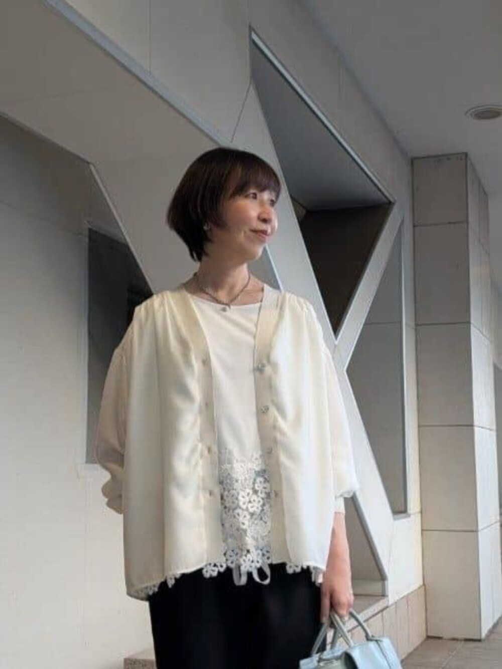 ホワイト系のシャツ/ブラウス、ホワイト系のTシャツ/カットソー、ブラック系のその他パンツを着用したレディースの冬コーディネートの6枚目の写真