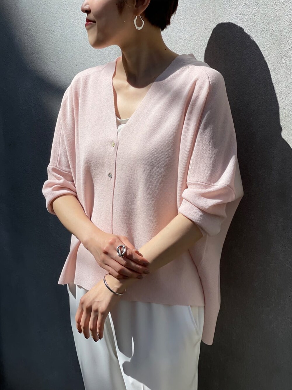 ピンク系のカーディガン/ボレロ、ホワイト系のその他パンツを着用したレディースの夏コーディネートの5枚目の写真