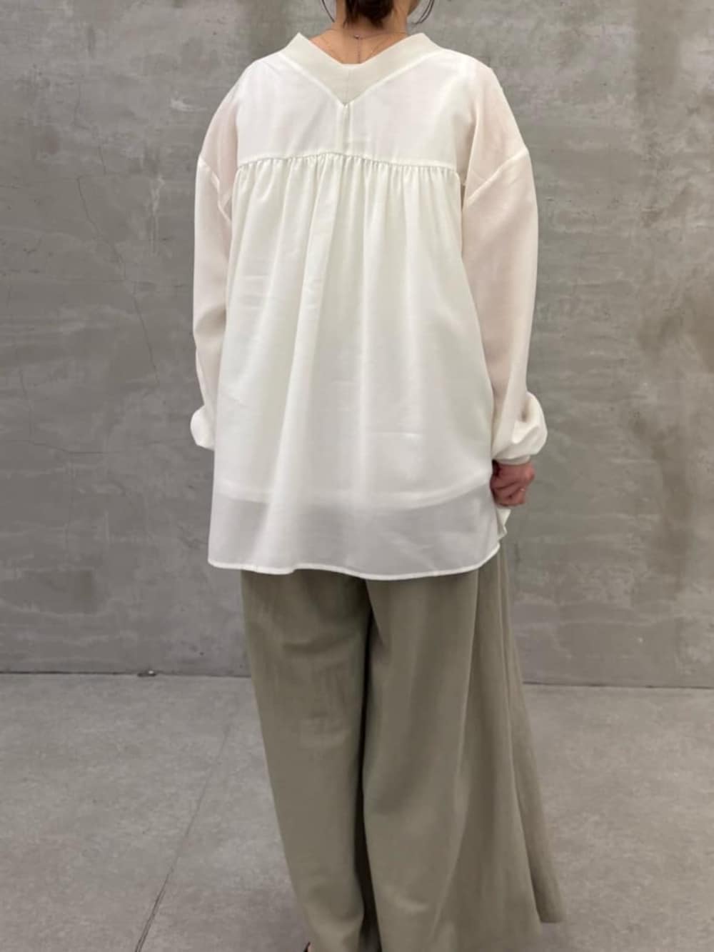 グリーン系のその他パンツ、ブラック系のサンダル、ホワイト系のシャツ/ブラウスを着用したレディースの冬コーディネートの7枚目の写真