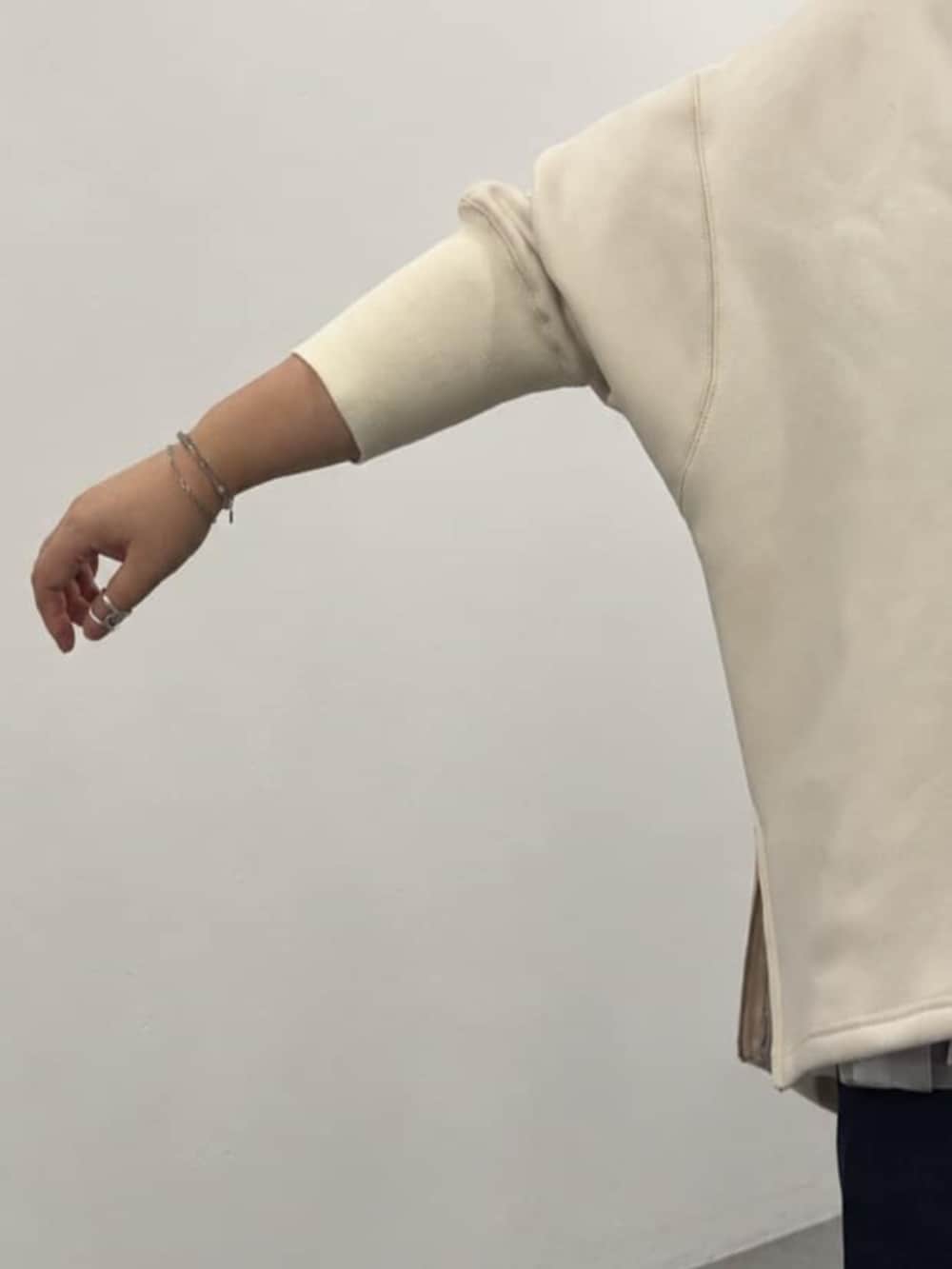 ブルー系のその他パンツ、ブラウン系のトートバッグ、ホワイト系のTシャツ/カットソーを着用したレディースの秋コーディネートの8枚目の写真