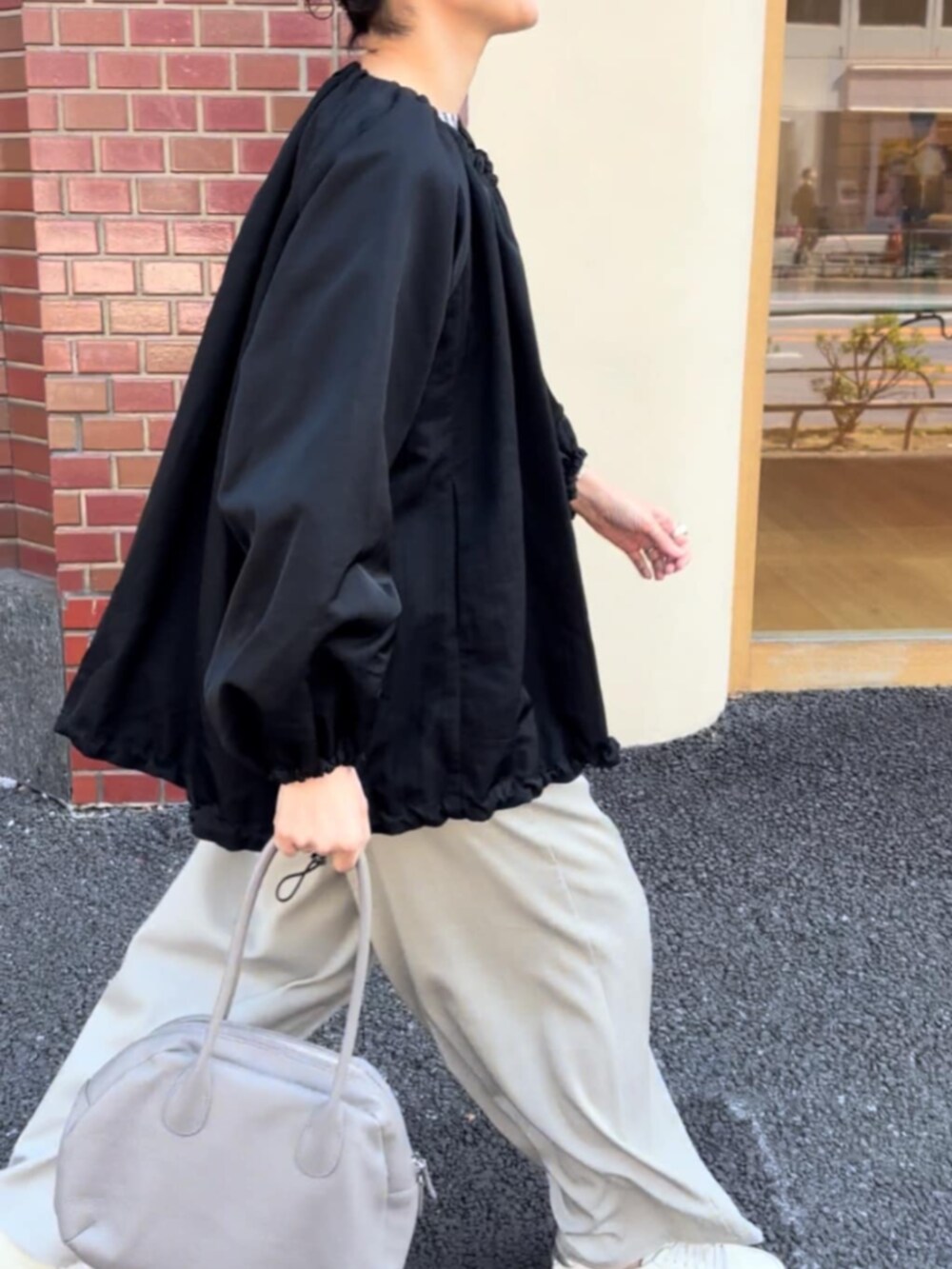 グレー系のボストンバッグ、ブラック系のノーカラージャケット、ブラック系のシャツ/ブラウスを着用したレディースの春コーディネートの8枚目の写真