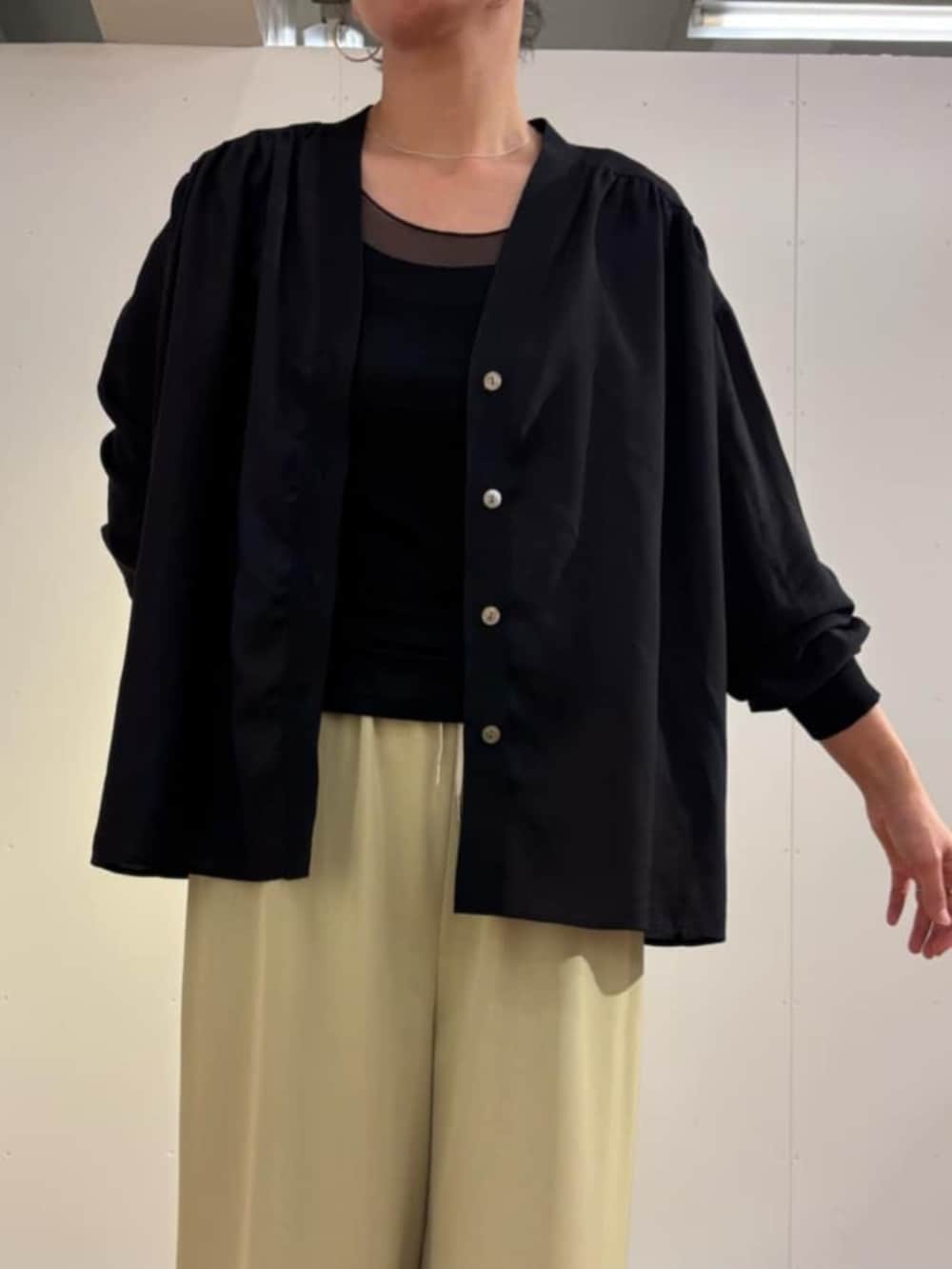 ブラック系のシャツ/ブラウス、ブラック系のキャミソール、ベージュ系のその他パンツを着用したレディースの春コーディネートの5枚目の写真