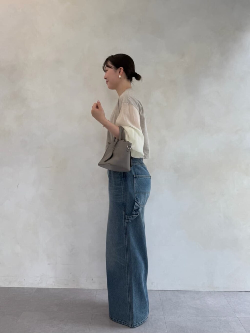 ブルー系のその他パンツ、ベージュ系のTシャツ/カットソーを着用したレディースの夏コーディネートの2枚目の写真