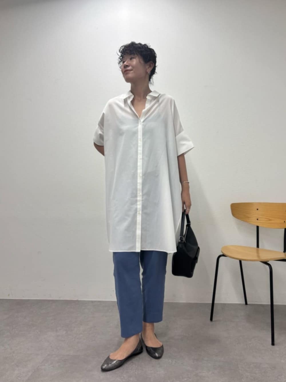 ブルー系のその他パンツ、ホワイト系のワンピースを着用したレディースの春コーディネートの4枚目の写真