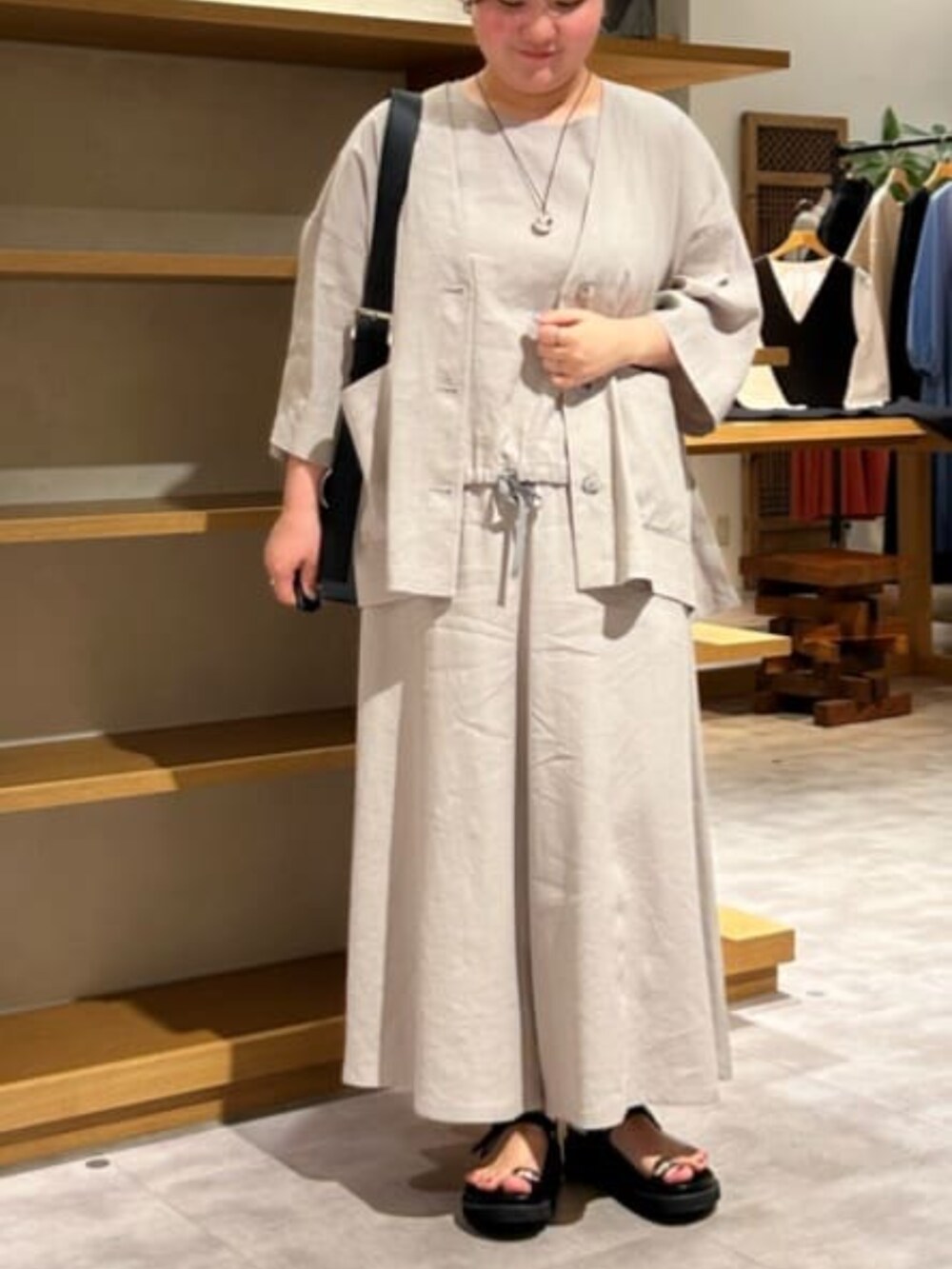 ブラック系のショルダーバッグ、ブラック系のサンダル、グレー系のその他パンツを着用したレディースの春コーディネートの4枚目の写真