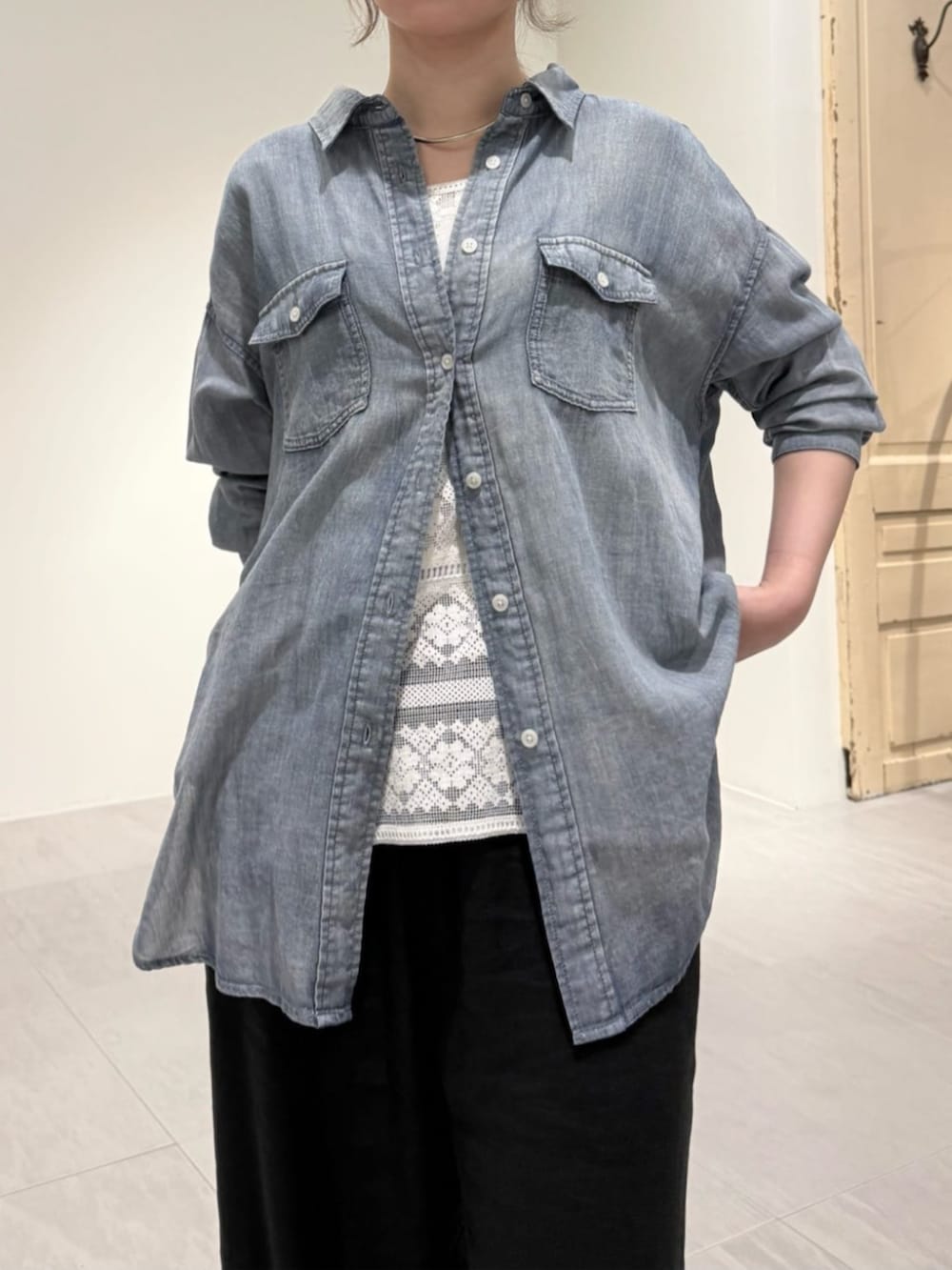 ブルー系のシャツ/ブラウス、ホワイト系のシャツ/ブラウス、ブラック系のその他パンツを着用したレディースの春コーディネートの4枚目の写真